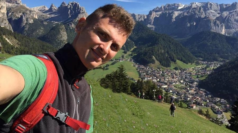 Mattia Grossi, sorridente, circondato dalle montagne che amava