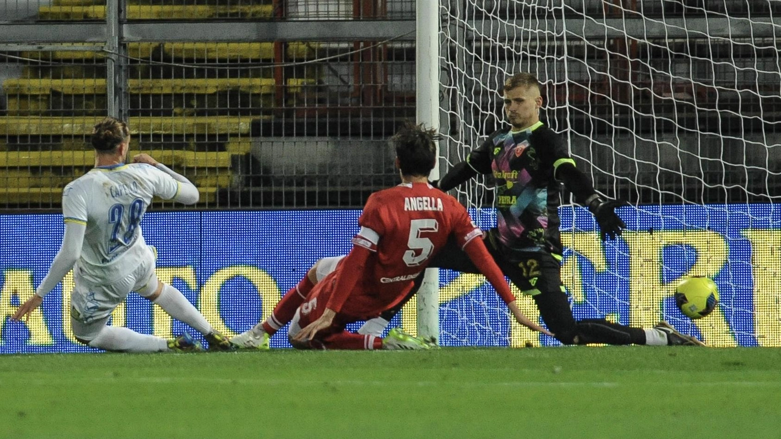 Seghetti segna di rapina ma l’arbitro vede il fuorigioco. Kouan, quanta confusione. Iannoni, un giallo ’pesante’.