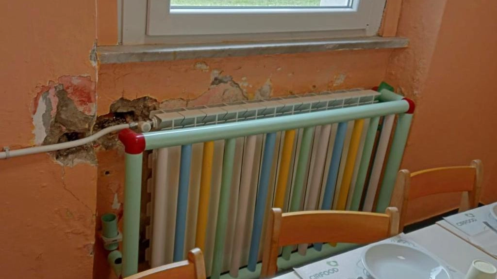 La scuola di Marinella. Cavi elettrici a vista e infiltrazioni d’acqua. Casini chiede interventi La scuola di Marinella. Cavi elettrici a vista e infiltrazioni d’acqua. Casini chiede interventi