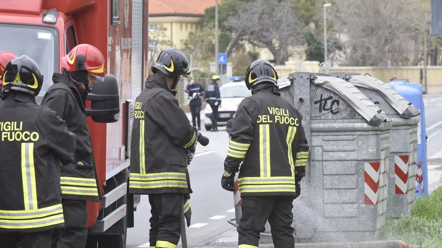 Vigili del fuoco al lavoro sul viale del Tirreno