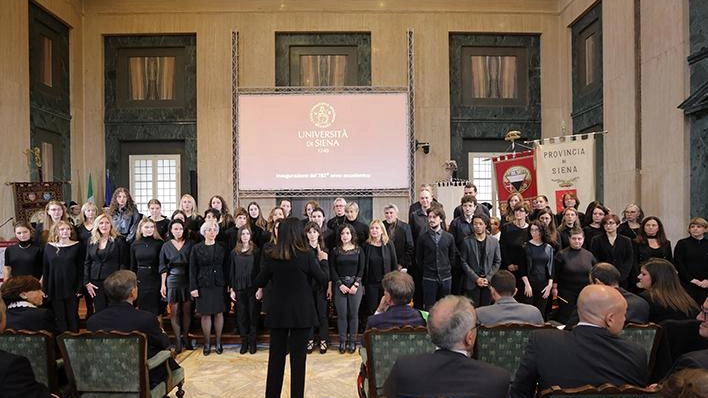 Il Coro dell'Università, diretto dalla professoressa Elisabetta Miraldi, si esibirà oggi alle 16.30 nella Chiesa della Santissima Annunziata. 60 elementi, fra studenti, docenti e personale tecnico-amministrativo, proporranno brani rinascimentali, contemporanei e natalizi.