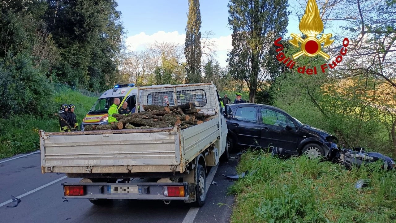 L'incidente in località Strada Ornari a Ponte Valleceppi, Perugia L'incidente in località Strada Ornari a Ponte Valleceppi, Perugia
