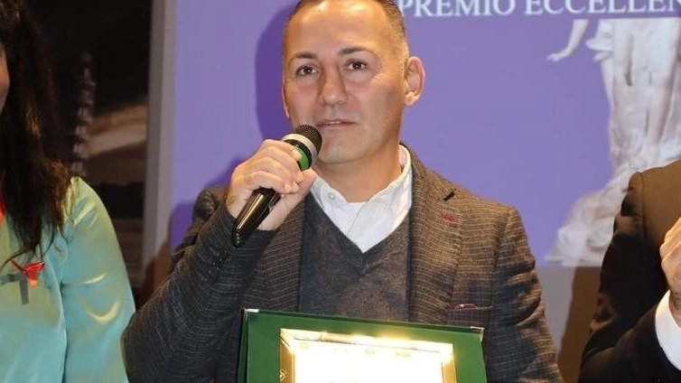 Mario Pisanti, pugile e Maestro, riceve un riconoscimento per l'impegno sociale contro il bullismo e il cyberbullismo. Egli trasmette ai ragazzi lealtà, rispetto, solidarietà e amicizia, incoraggiandoli a raggiungere la massima espressione delle loro capacità.