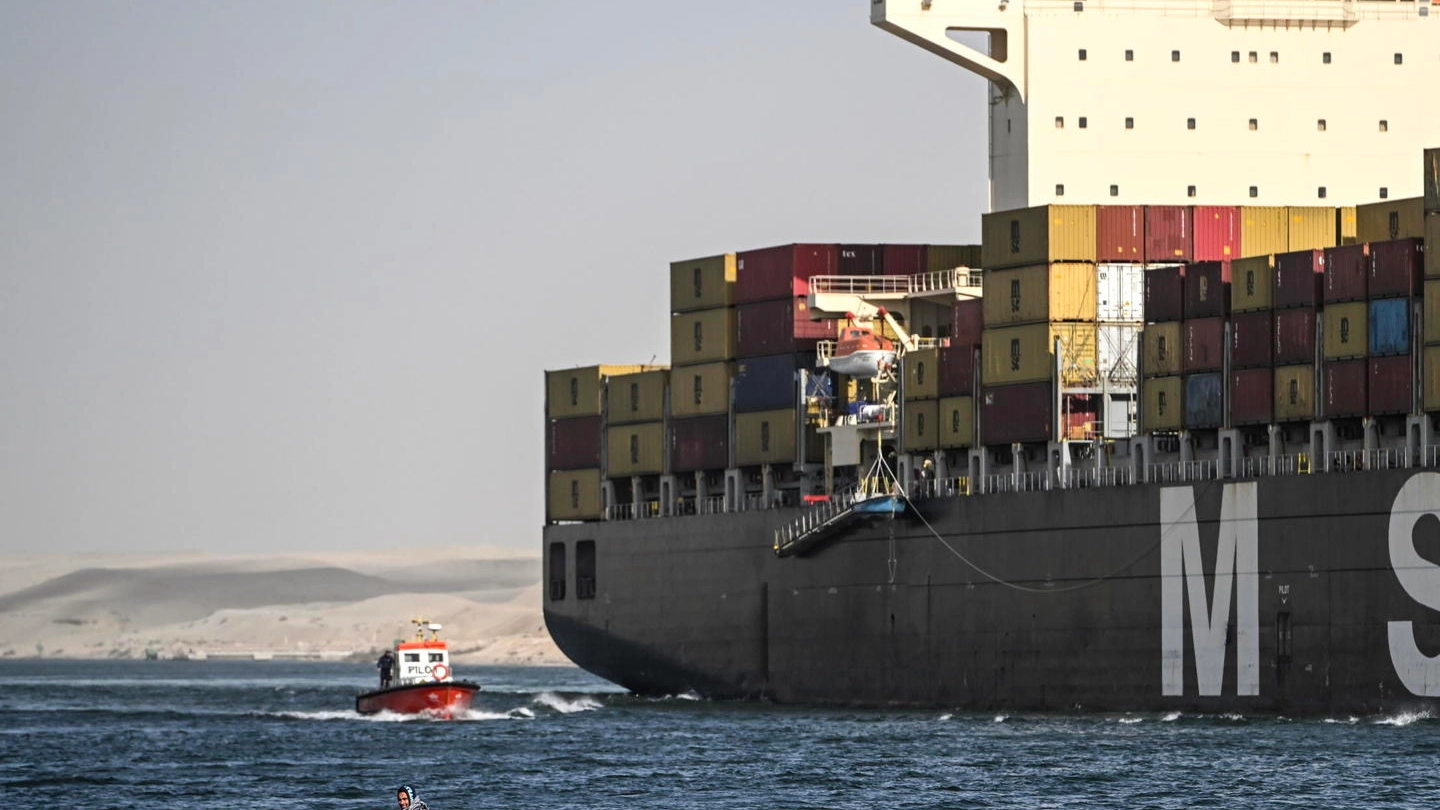 Una nave container nel Mar Rosso
