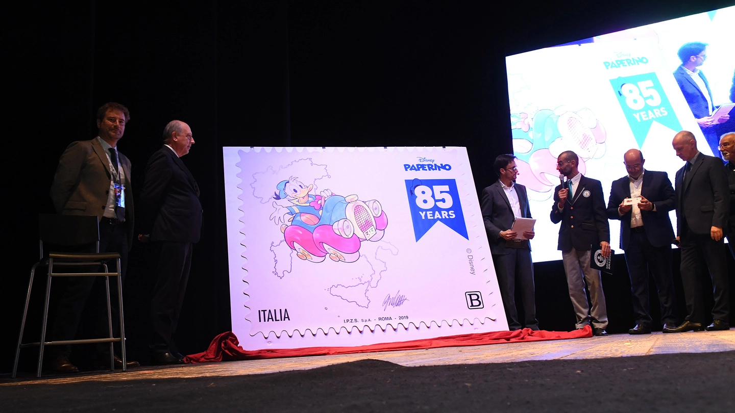 Il francobollo più grande del mondo, dedicato a Paperino (foto Alcide)