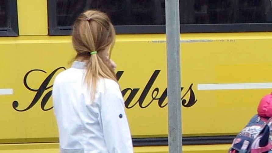 Lo scuolabus si è rotto, i bambini delle scuole di via Montello sono tornati a casa a piedi