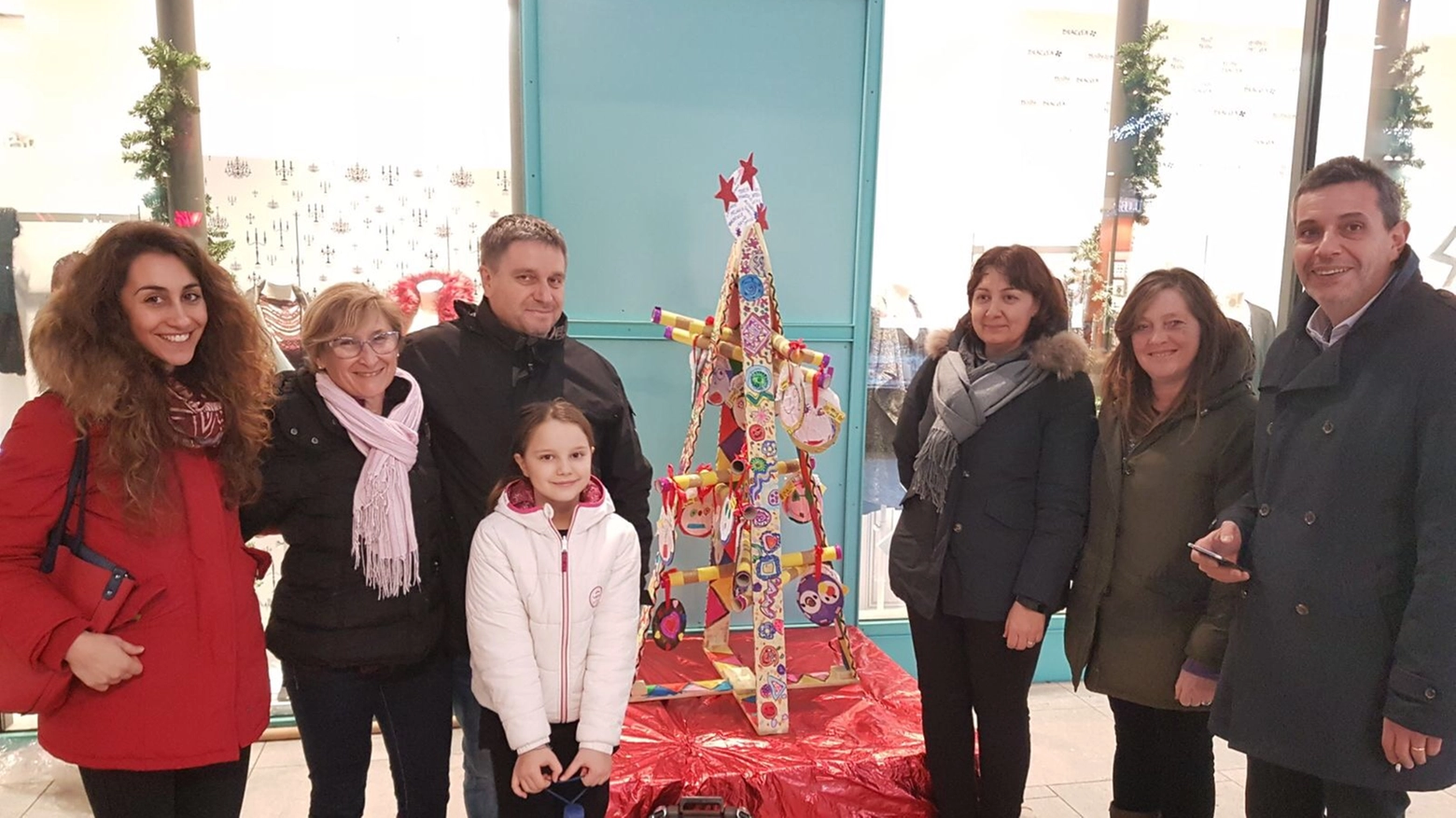 L'inaugurazione degli alberi di Natale fatti dai bambini della Mameli 