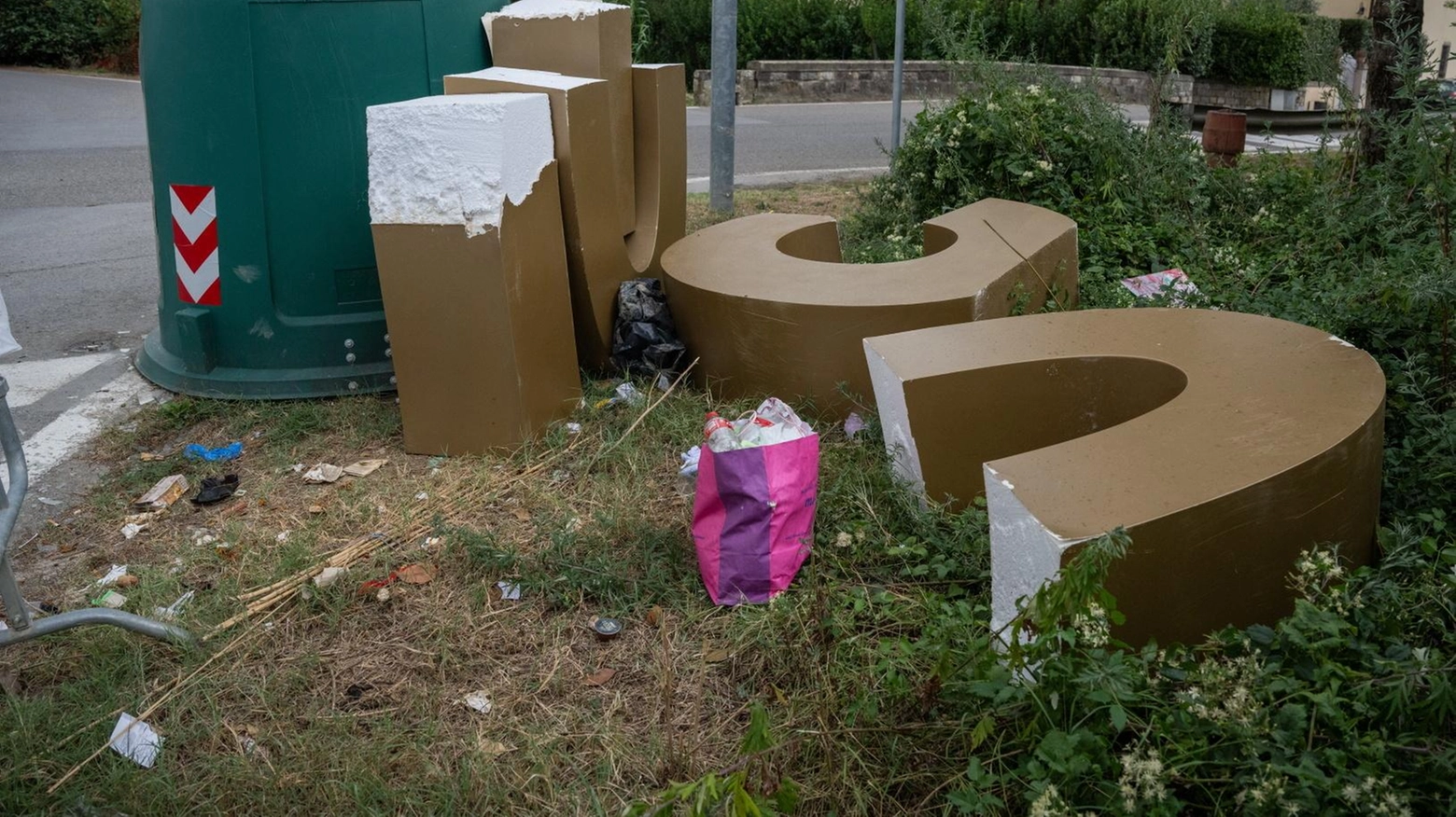 L’agenzia di eventi sulla discarica: "Le lettere abbandonate non sono quelle del Viola Park" L’agenzia di eventi sulla discarica: "Le lettere abbandonate non sono quelle del Viola Park"
