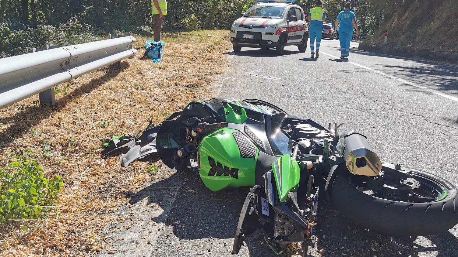 Cade in curva con la moto. Grave giovane centauro Cade in curva con la moto. Grave giovane centauro