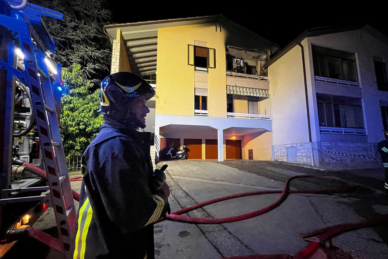 L'incendio (foto Paolo Lazzeroni)