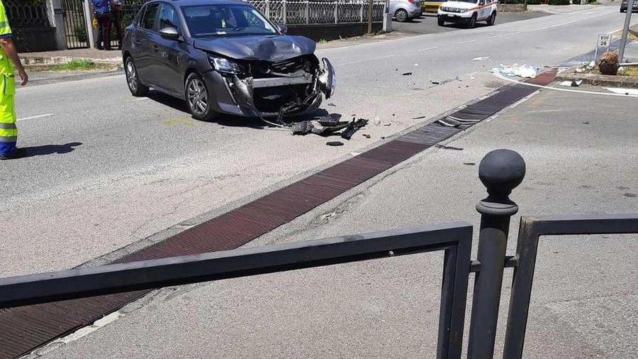 La scena dell'incidente con l'auto contro cui è finito lo scooter