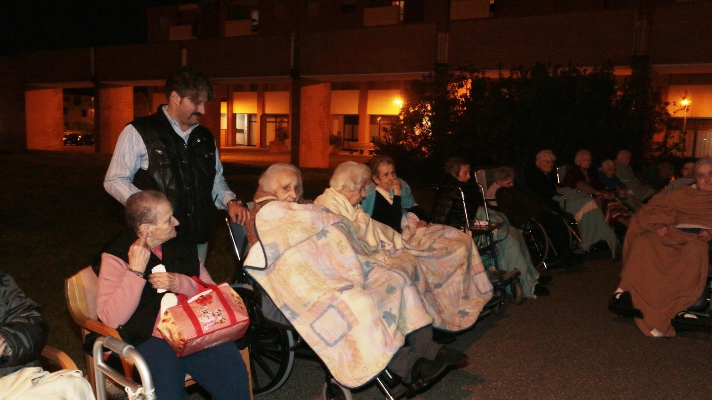 Anziani fuori dagli edifici a Castelfiorentino dopo il terremoto (Germogli)