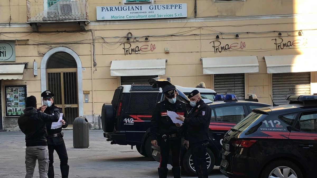 I carabinieri di Spezia durante controlli in centro storico 