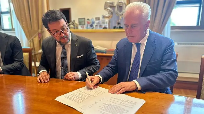 Matteo Salvini e Eugenio Giani firmano l'intesa al Mit Matteo Salvini e Eugenio Giani firmano l'intesa al Mit