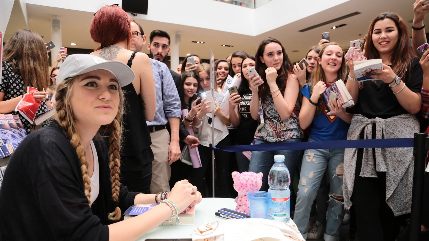 Sofia Viscardi (a sedere col cappellino) insieme alle fan (New Press Photo)