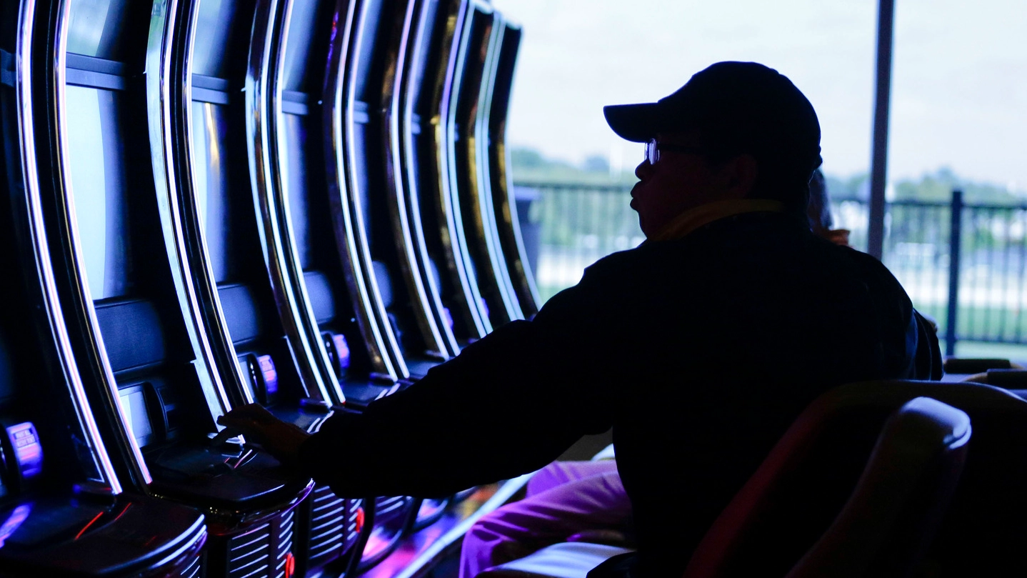 Un giocatore davanti alle slot machine