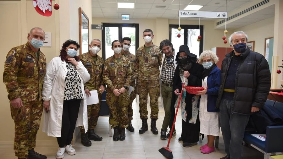 I militari con la Befana al Centro trasfusionale dell'Aoup