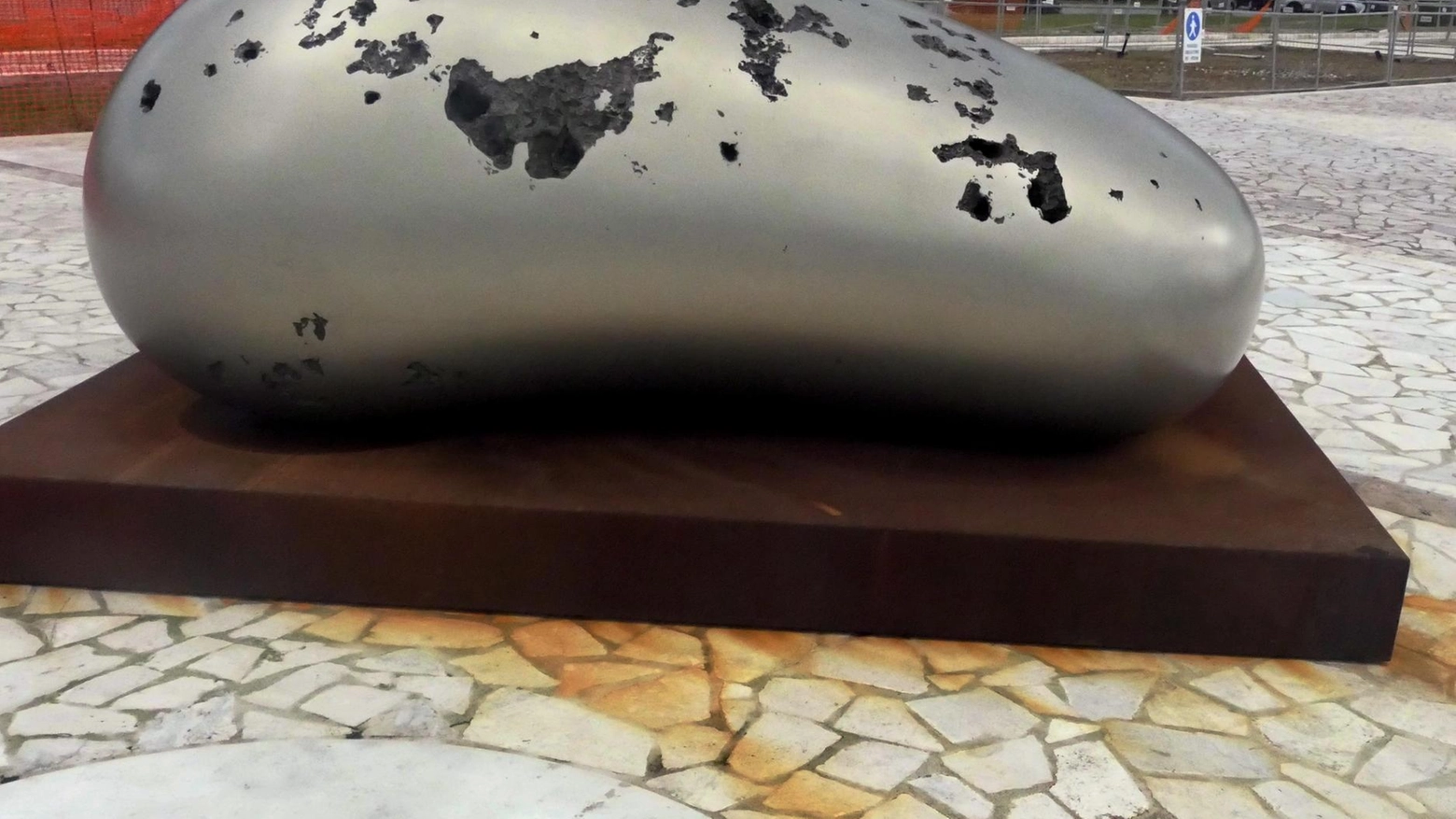 Le statue senza pace. Il basamento "colora" il travertino della Terrazza