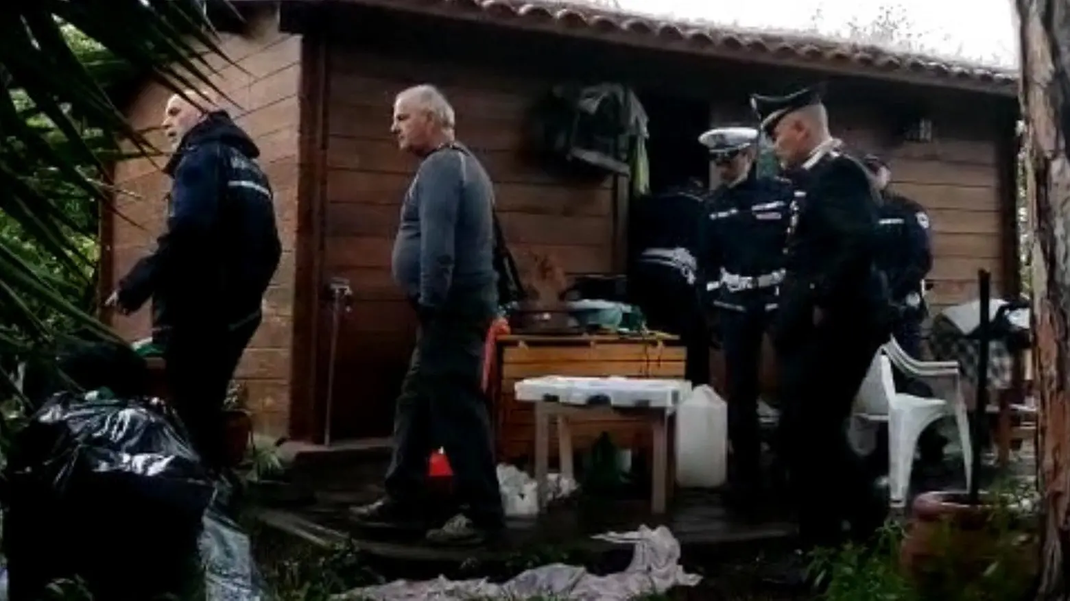 Il blitz con l’elicottero serve a poco Stabile rioccupato dopo poche ore Ma questa volta arriva il fabbro Il blitz con l’elicottero serve a poco Stabile rioccupato dopo poche ore Ma questa volta arriva il fabbro