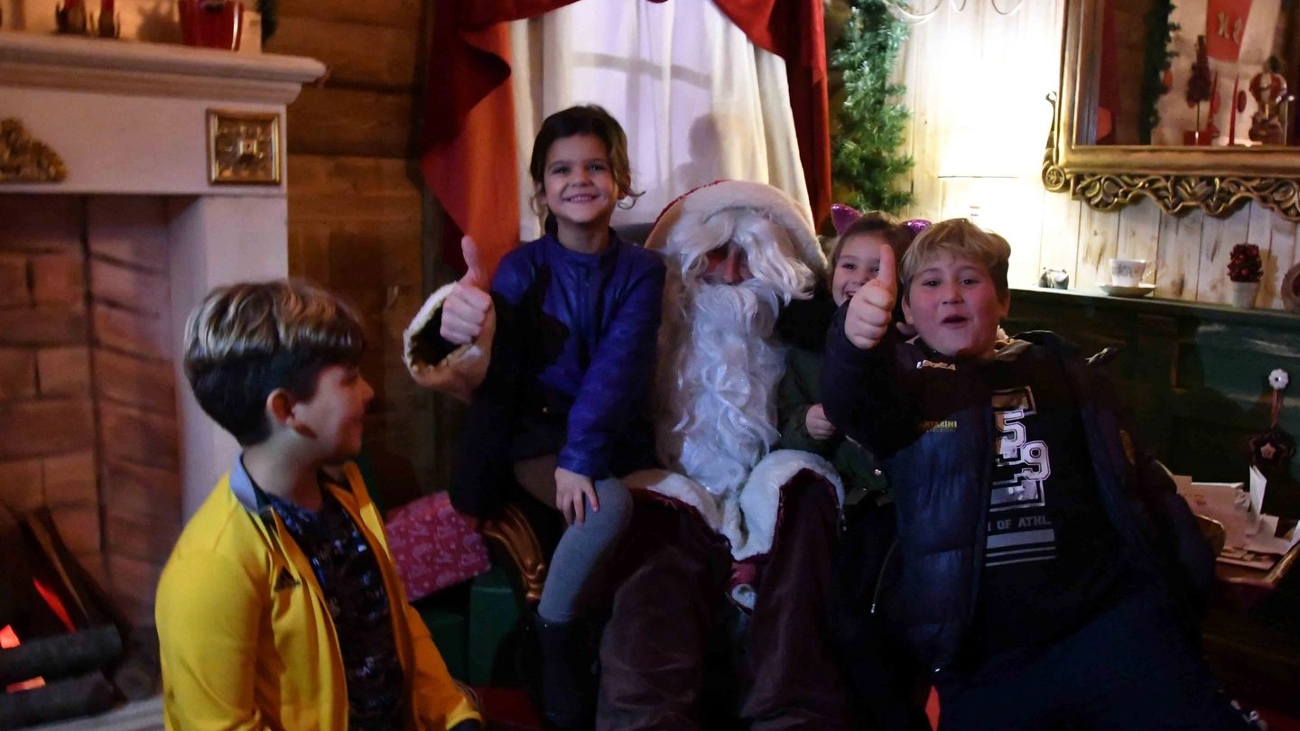 Bambini nella Casa di Babbo Natale, l’immagine è dello scorso anno