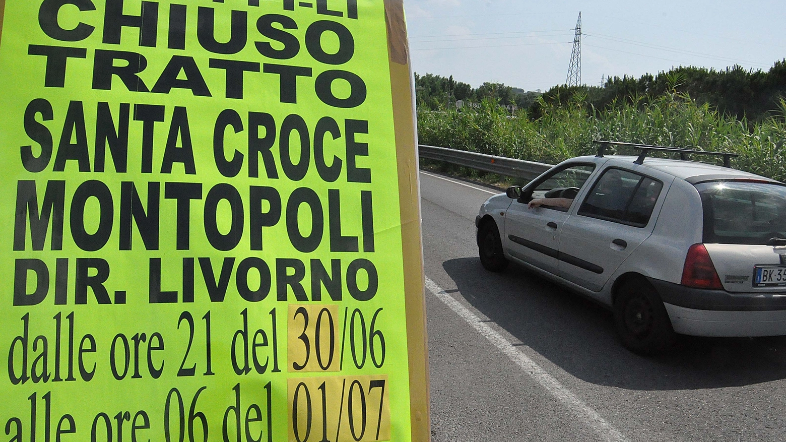 Il cartello che indica la chiusura temporanea della Superstrada allo svincolo di Santa Croce