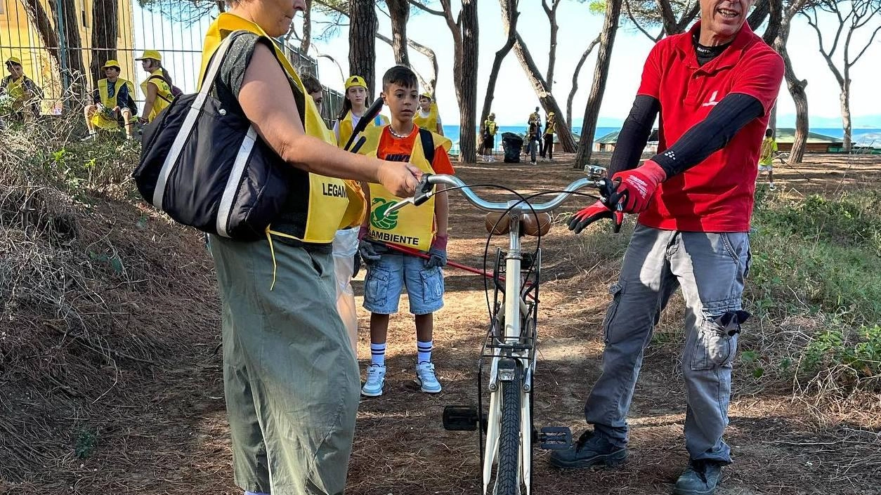 Puliamo il mondo. Gli studenti tolgono i rifiuti dalla pineta di Levante Puliamo il mondo. Gli studenti tolgono i rifiuti dalla pineta di Levante