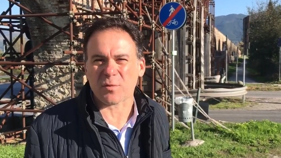Il sindaco di Pisa Michele Conti nel video registrato davanti al tratto pericolante dei Condotti, nel territorio di San Giuliano