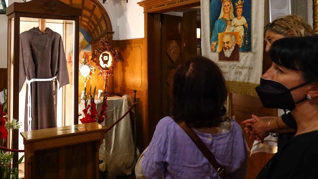 La chiesa di San Donato a Livizzano si è riempita di fedeli per l’arrivo delle reliquie di Padre Pio (Gasperini/Fotocronache Germogli)