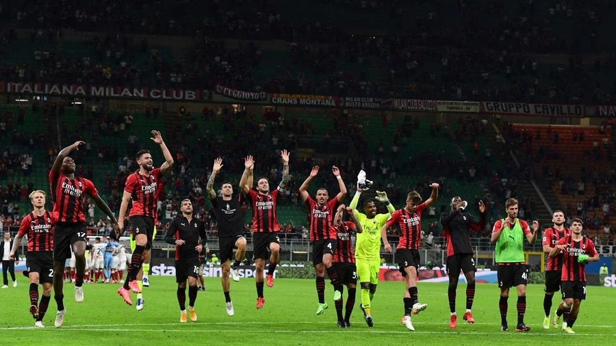 Il Milan festeggia la vittoria contro il Cagliari (Ansa)