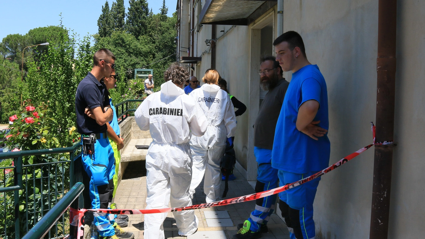 I carabinieri della sezione scientifica sul luogo della tragedia (Fotocronache Germogli)