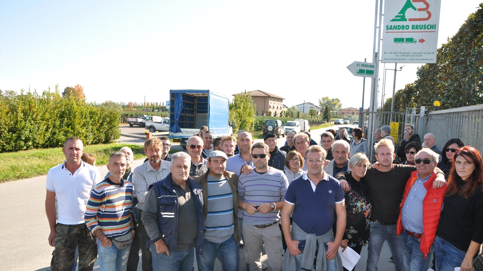 Protesta dei creditori davanti al vivaio Bruschi Protesta dei creditori davanti al vivaio Bruschi