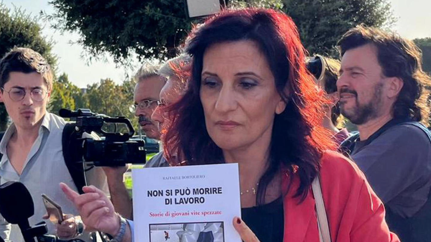 Emma Marrazzo, la mamma di Luana D’Orazio, morta in fabbrica il 3 maggio nel 2021 Emma Marrazzo, la mamma di Luana D’Orazio, morta in fabbrica il 3 maggio nel 2021
