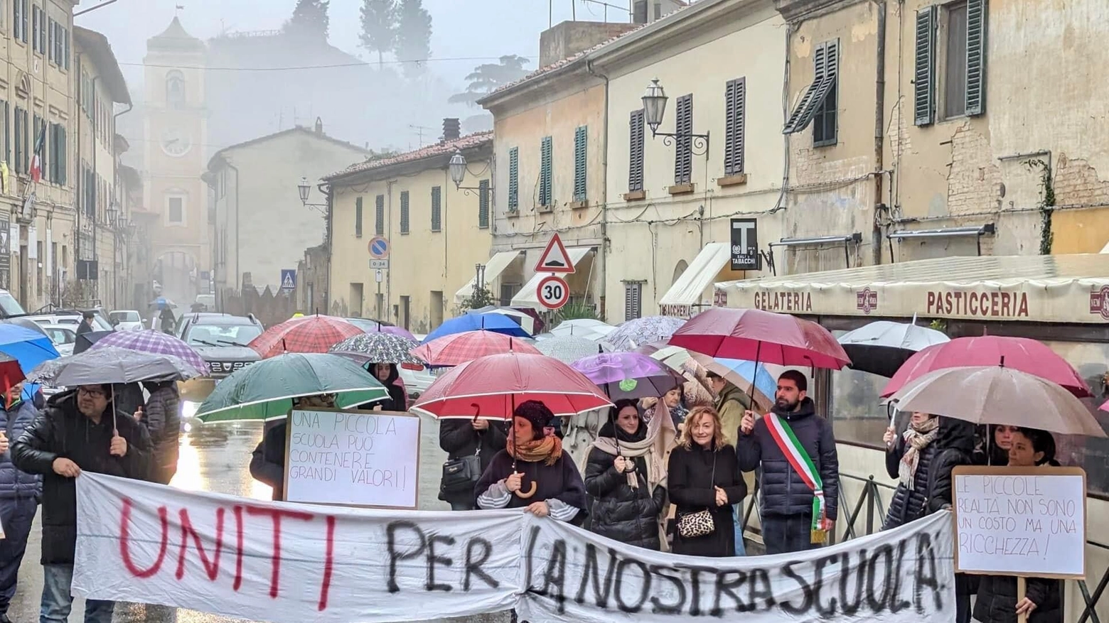 "Una sola classe alla Don Milani", mobilitazione sotto la pioggia