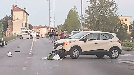 Lo scooter e l'auto nell'incidente sulla Provinciale