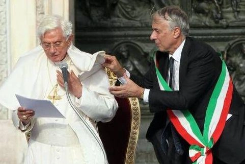 Giuliano Pisapia, 73 anni, nel giugno 2012 con papa Ratzinger in Piazza Duomo