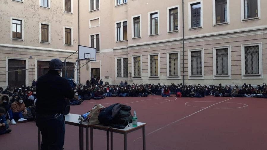Gli studenti in assemblea occupano il liceo Manzoni a Milano