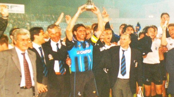 Paolo Andreotti solleva la Coppa Italia di C nel 2000 dopo la vittoria con l'Avellino