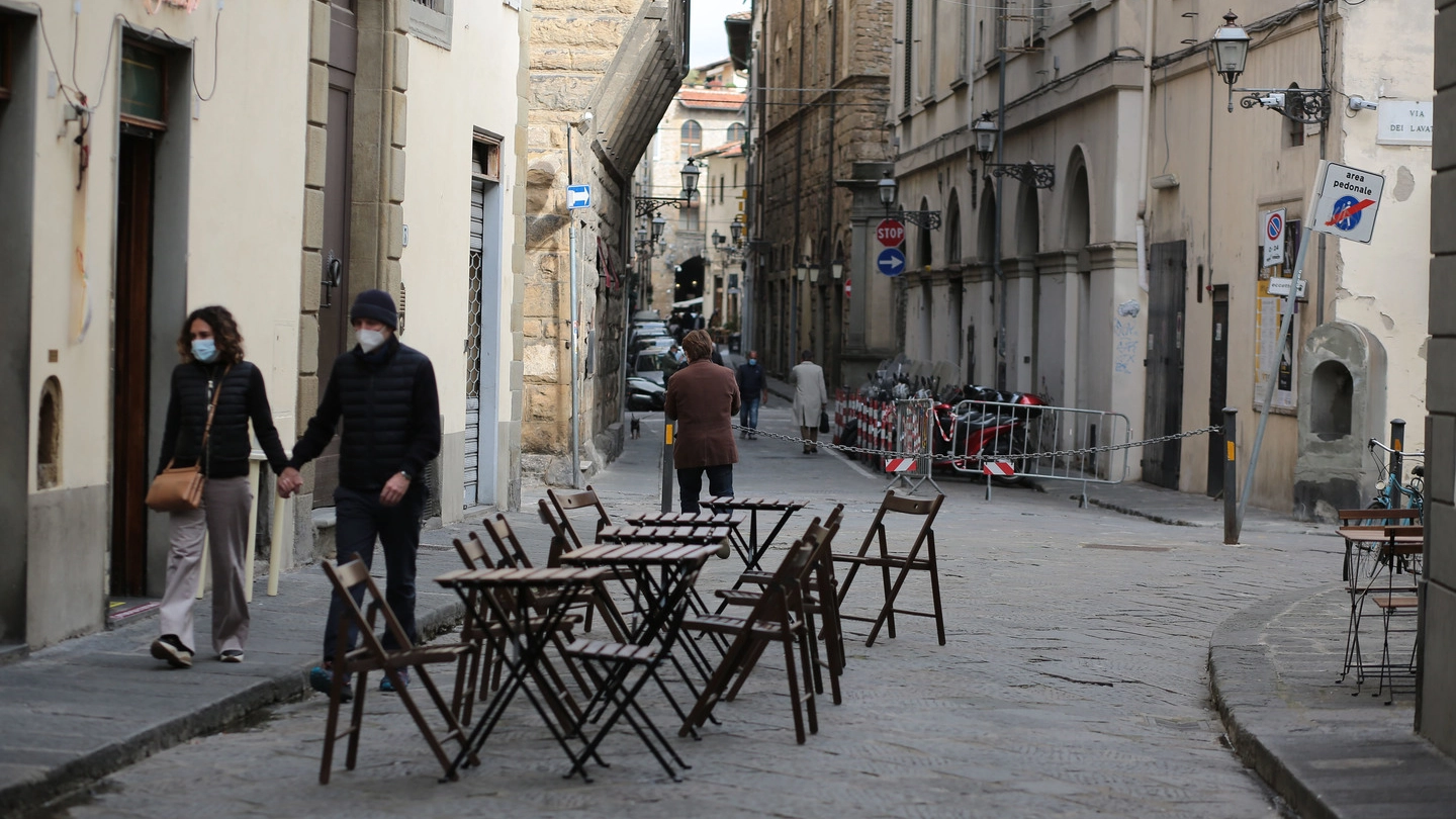 Tavolini vuoti in una strada di Firenze (New Press Photo)