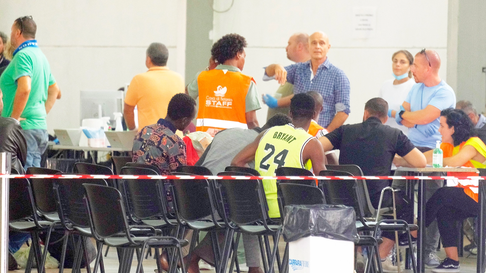 Marina di Carrara, prima accoglienza per alcuni dei migranti sbarcati (Foto Pasquali) Marina di Carrara, prima accoglienza per alcuni dei migranti sbarcati (Foto Pasquali)