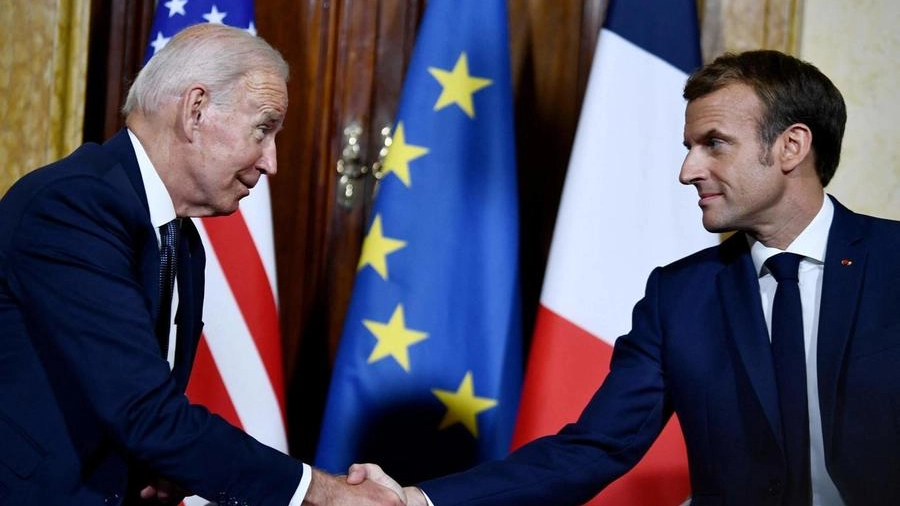 Joe Biden ed Emmanuel Macron (Ansa)