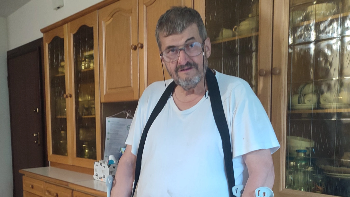Paolo Pallegrini, 64 anni, ha difficoltà motorie Si muove con le stampelle e con una bicicletta a tre ruote motorizzata Stava ancora finendo di pagare le rate del mezzo (foto Attalmi) Paolo Pallegrini, 64 anni, ha difficoltà motorie Si muove con le stampelle e con una bicicletta a tre ruote motorizzata Stava ancora finendo di pagare le rate del mezzo (foto Attalmi)