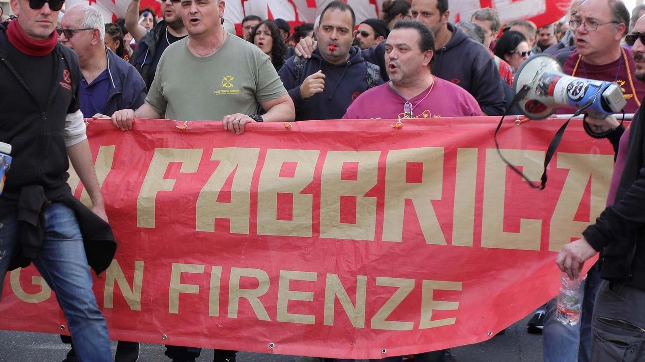 Ex Gkn, il Governo detta la linea: "Finché è occupata, niente tavolo" Ex Gkn, il Governo detta la linea: "Finché è occupata, niente tavolo"