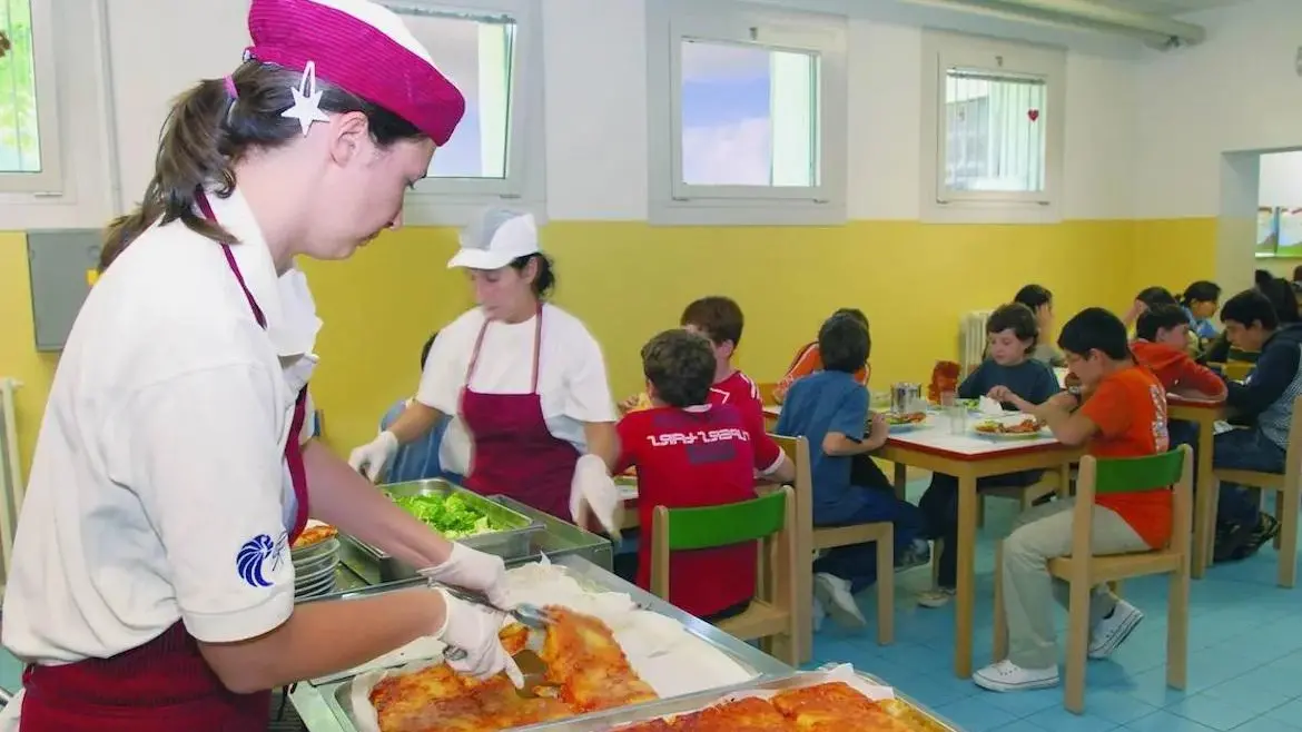 Nas e Asl nelle scuole Il servizio delle mense supera tutti gli esami Nas e Asl nelle scuole Il servizio delle mense supera tutti gli esami