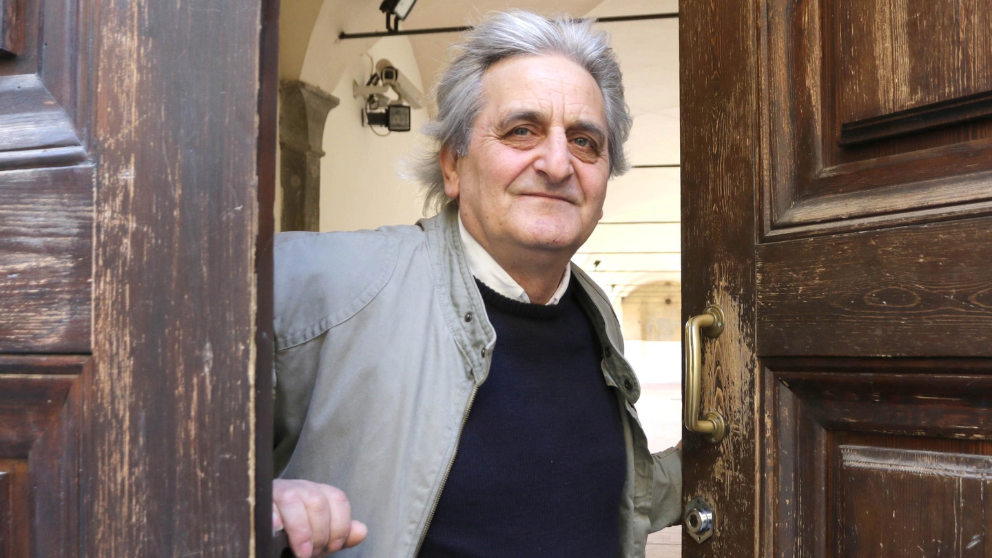 Pasquale Bagordo sulla porta del Fuligno. Ha perso il lavoro da capo cantiere, si è trasformato in un portiere