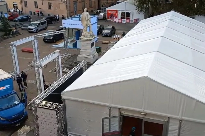 Gli ultimi ritocchi agli stand