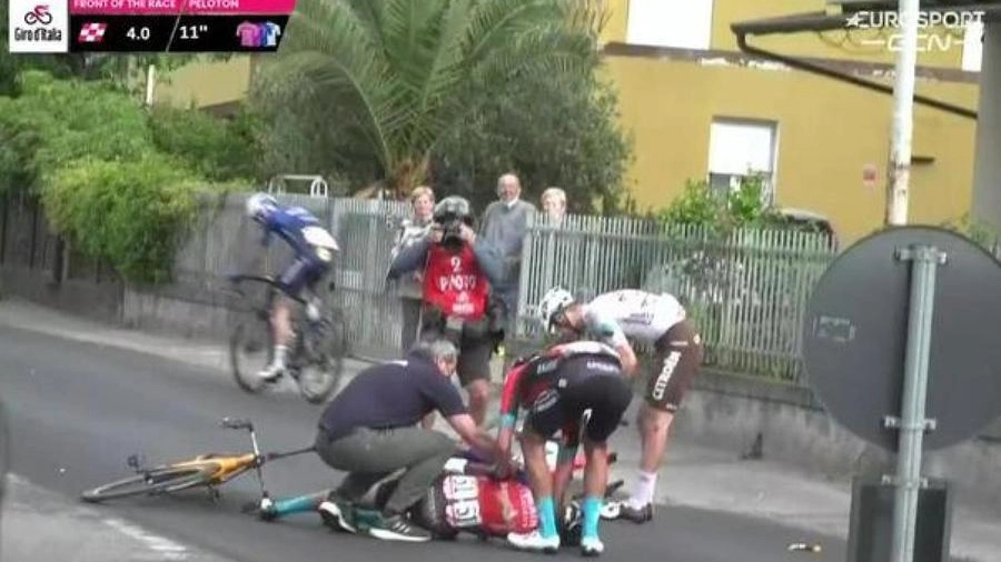 La caduta di Landa al Giro d'Italia (Ansa)