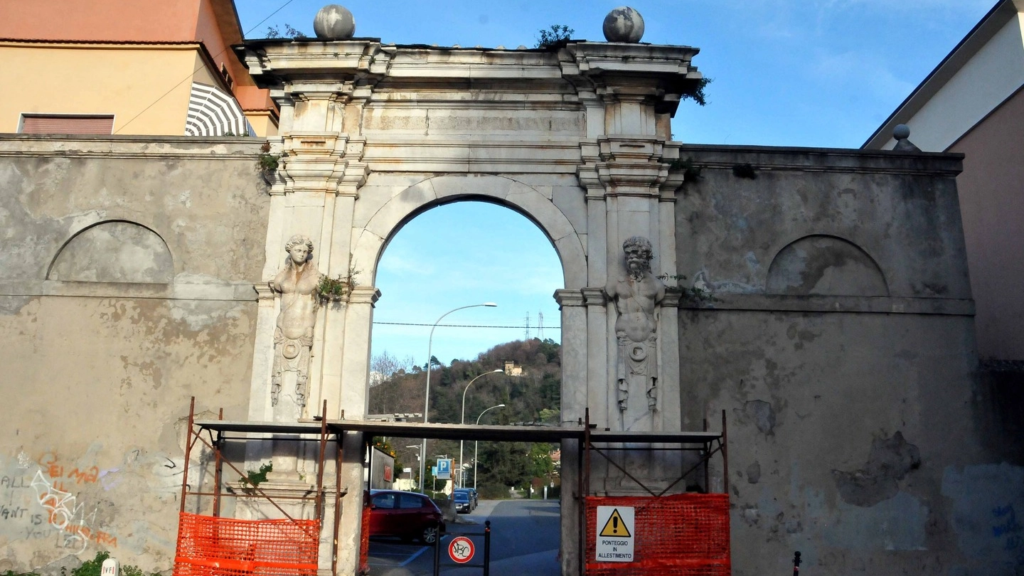 A Massa l'antico arco del 1500 è abbandonato al degrado