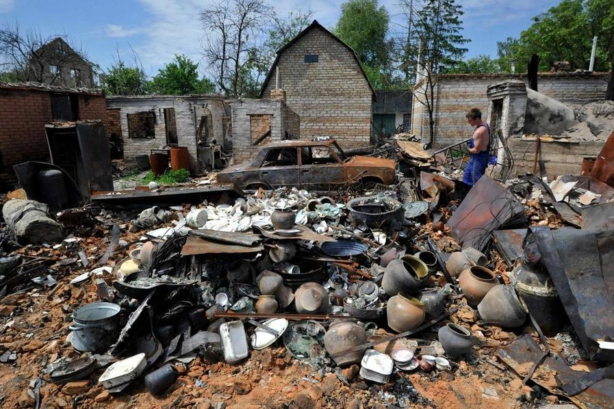 Ucraina: un uomo tra le rovine della sua casa a Moshchun (Ansa)