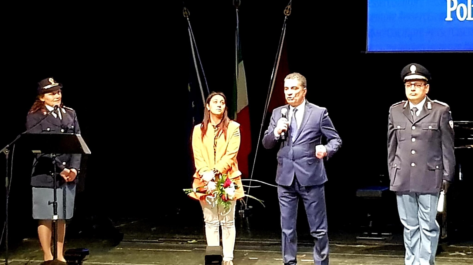 La salva e la sceglie come madrina Agente premiato alla festa della polizia La salva e la sceglie come madrina Agente premiato alla festa della polizia