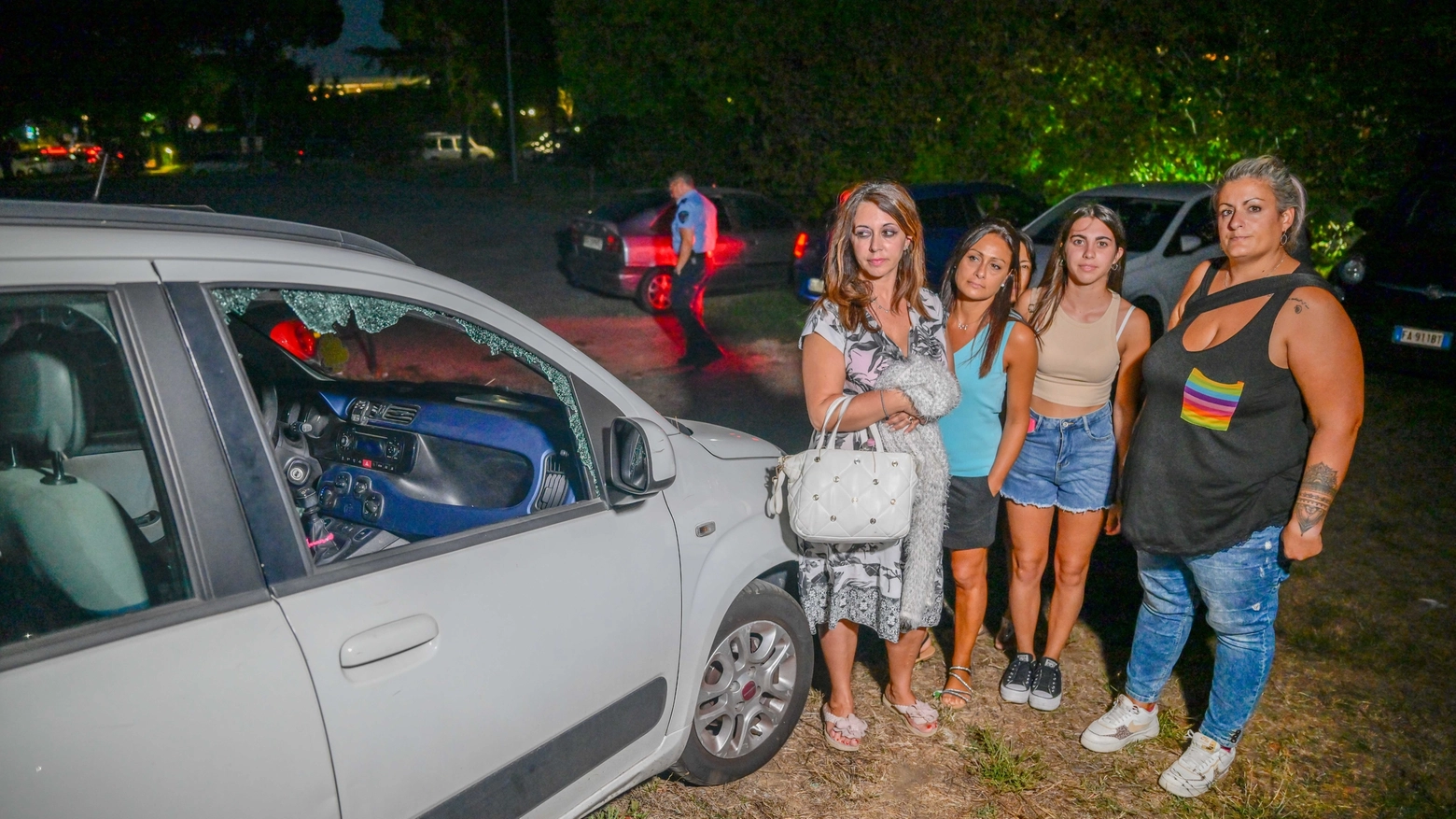 Una delle auto vandalizzate e le proprietarie di altre vetture danneggiate (Fotocronache Germogli) Una delle auto vandalizzate e le proprietarie di altre vetture danneggiate (Fotocronache Germogli)